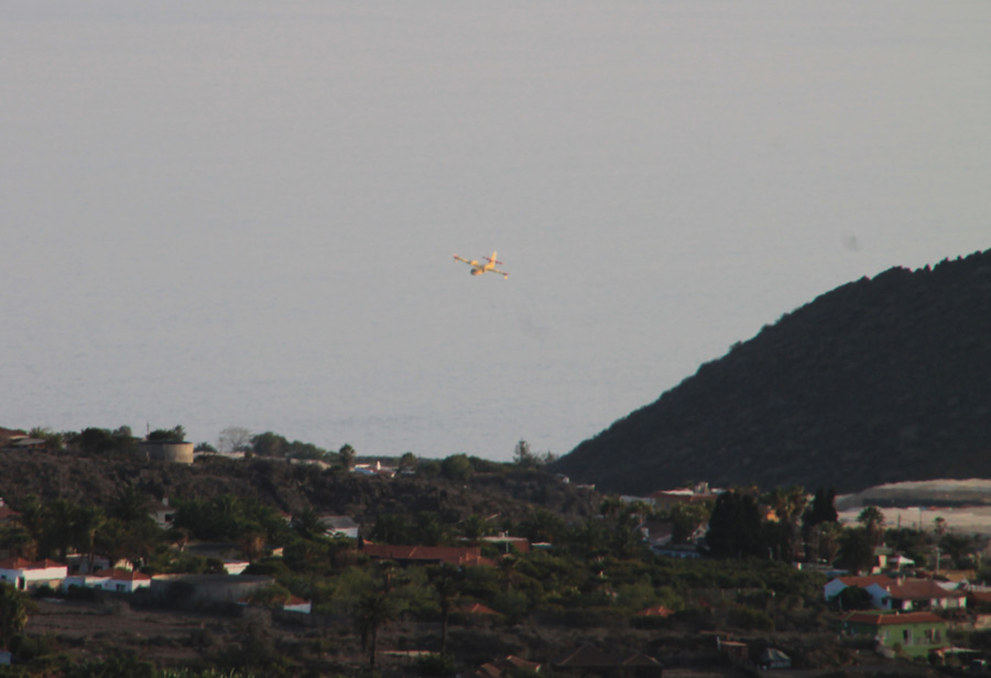 Ein Canadair-L&ouml;schflugzeug, hier Foca genannt, setzt zum Wasseraufnehmen vor der Westk&uuml;ste La Palmas an 